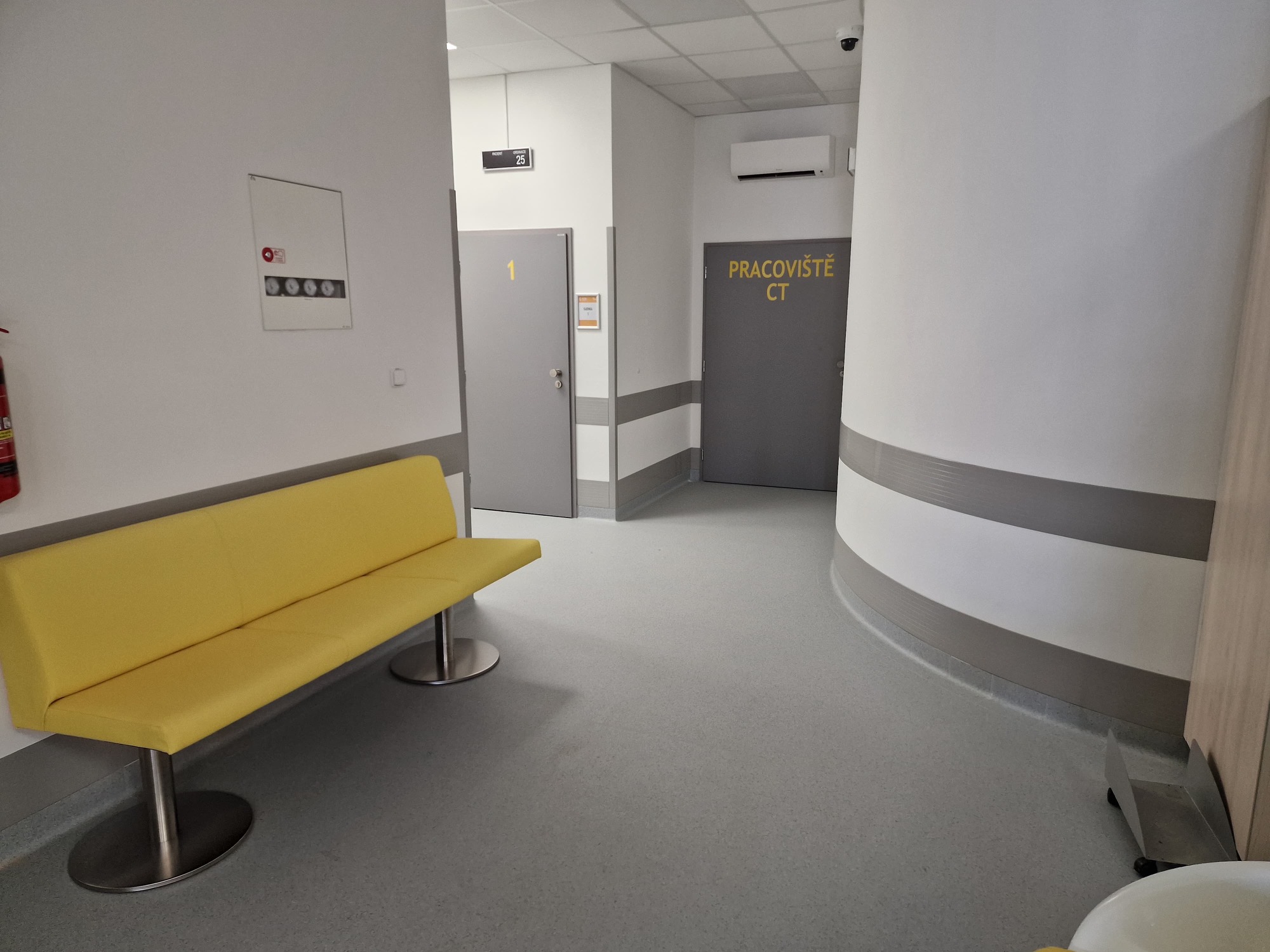 Dodání a pokládka PVC a montáž ochranných prvků v nemocnici