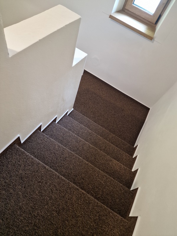 Obložení schodů kobercem