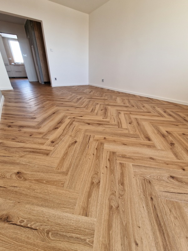 Dodání a pokládka vinylu v rybí kosti