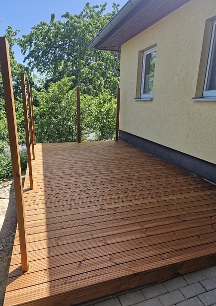 Malá venkovní terasa u rodinného domu