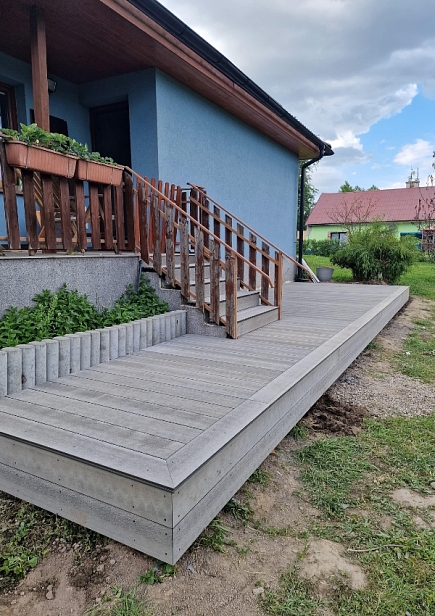 Venkovní terasa u schodů rodinného domu